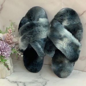 NWT- Jenni Women's Crisscross Faux Fur Slide Boxed Slippers.